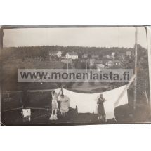 Pyykkiä ripustamassa