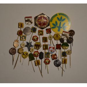 41 kpl rintaneuloja & -merkkejä