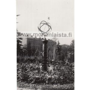 Aurinkokello pylvään nokassa