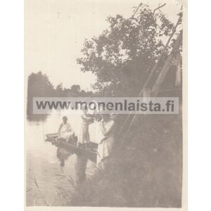 Neidot veneilemässä