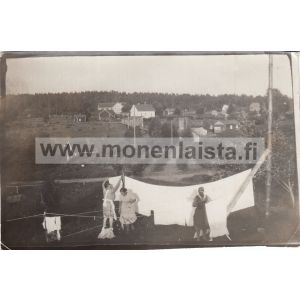 Pyykkiä ripustamassa