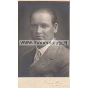Visiittikorttivalokuva, pukumies