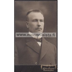 Visiittikorttivalokuva, pystykaulukset ja -hiukset