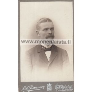 Visiittikorttivalokuva, viiksimies